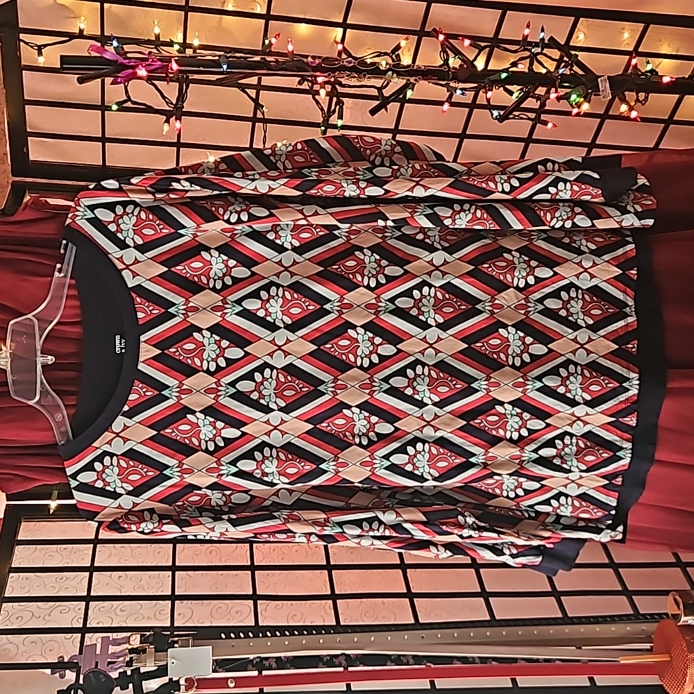 Abstract Design Top - Picture 1 of 2